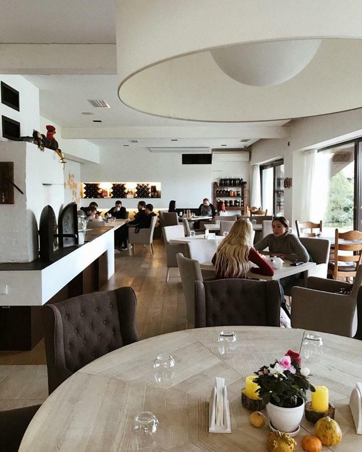 Gosteria Hata Podoprygora Obukhivka Bagian luar foto